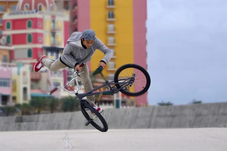 Les meilleurs pilotes de BMX : champions olympiques et talents à suivre