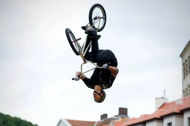 Apprendre à rouler sur une rampe : Conseils pour améliorer votre technique en BMX