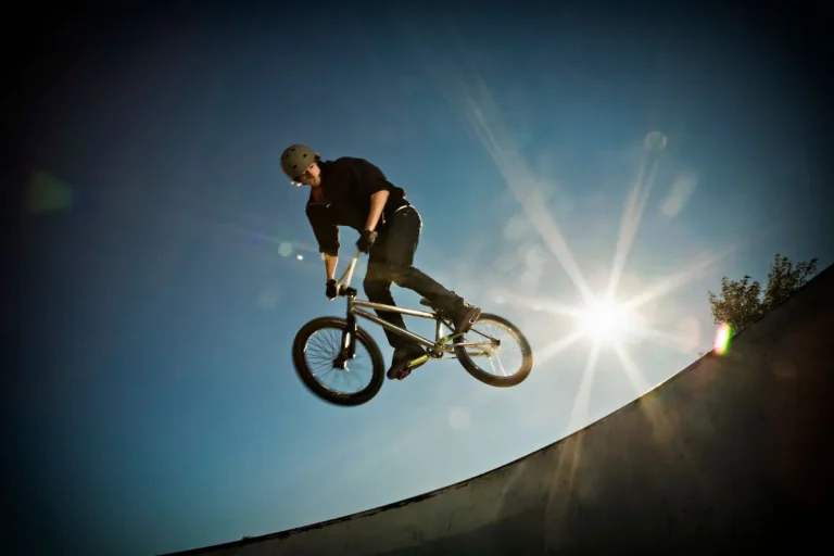 Saut en BMX : comment sauter une bosse, une table ou un double