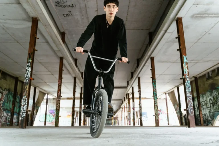 Rider de BMX roulant dans un bâtiment urbain désaffecté