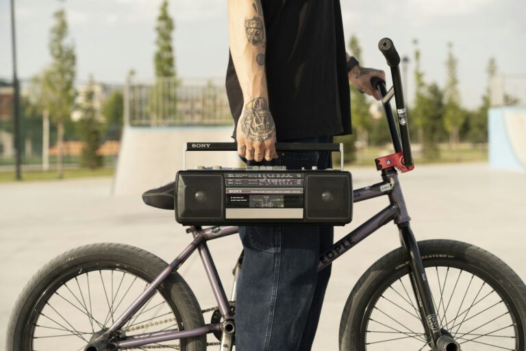Rider tenant un radiocassette à côté d'un BMX dans un skatepark, ambiance old school