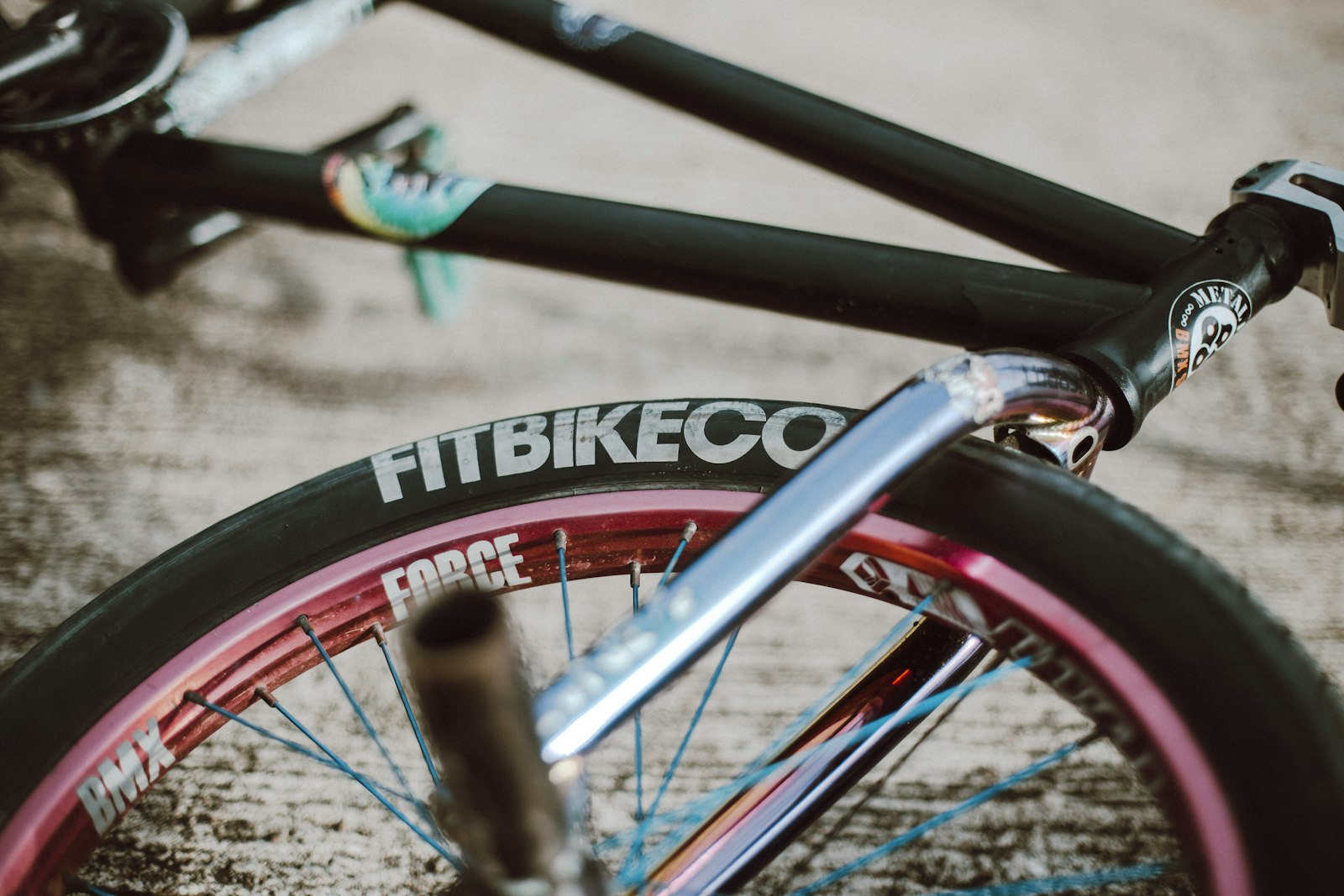Gros plan sur le cadre, la jante et le pneu d'un BMX de marque