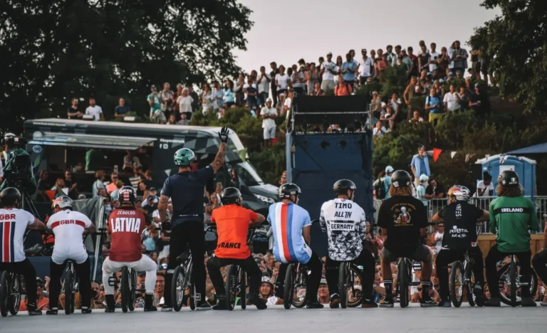 Pilotes de BMX réunis lors d'une compétition devant le public