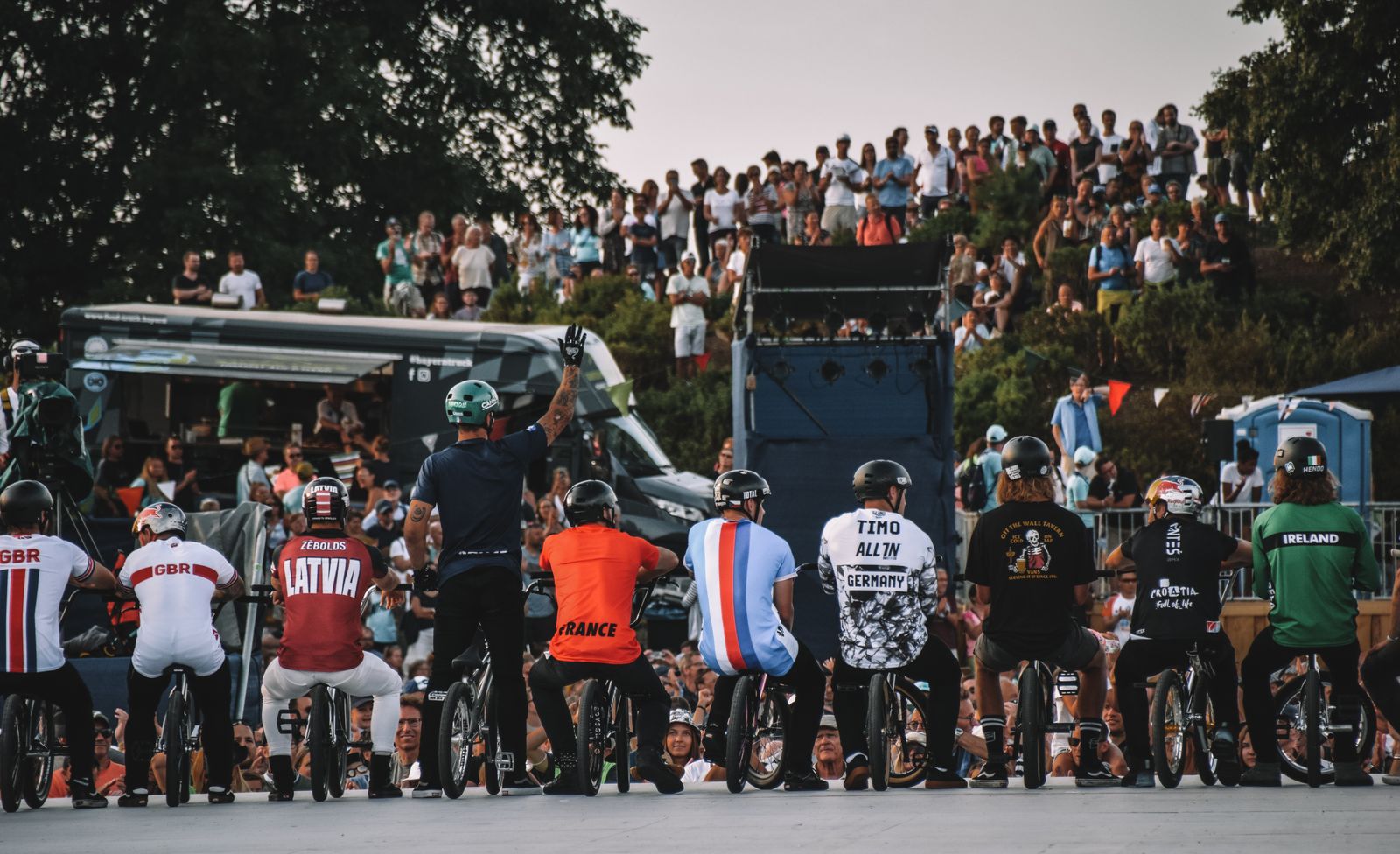 Pilotes de BMX réunis lors d'une compétition devant le public