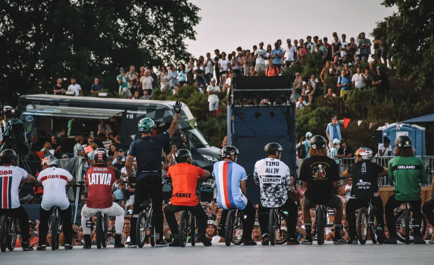 Pilotes de BMX réunis lors d'une compétition devant le public