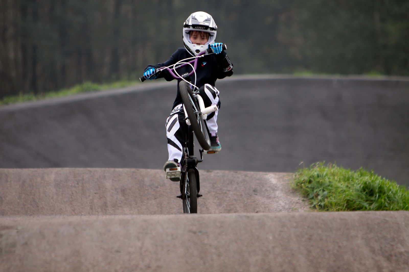 Jeune pilote de BMX Race en équipement complet sur une piste