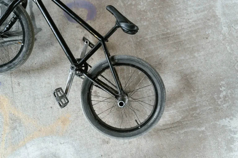 Vélo BMX noir posé sur le béton, vu de dessus